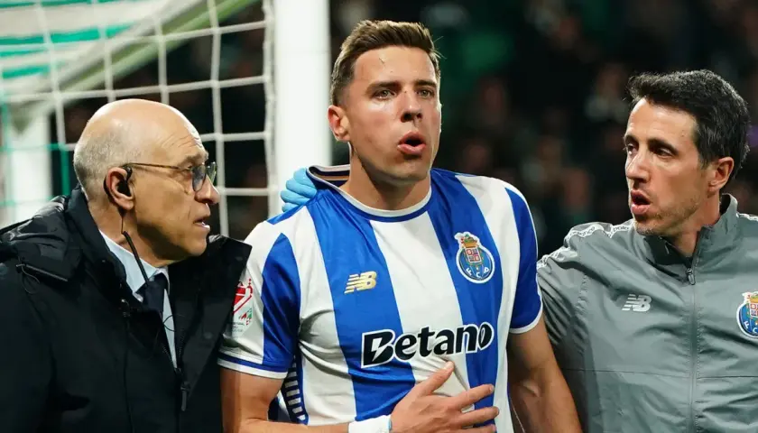 Jan Bednarek z FC Porto opuszcza boisko z powodu kontuzji, wspierany przez sztab medyczny.