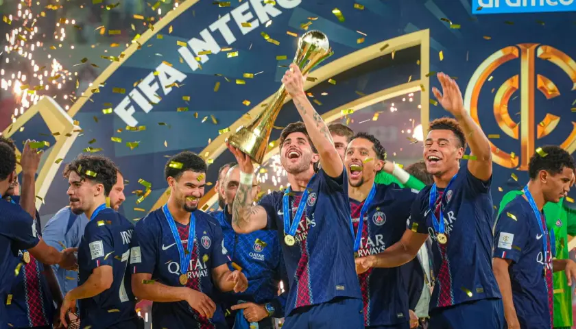 Piłkarze PSG świętują z pucharem, sypie się złoty konfetti. To ich aktualny skład, pełen radości po zwycięstwie.
