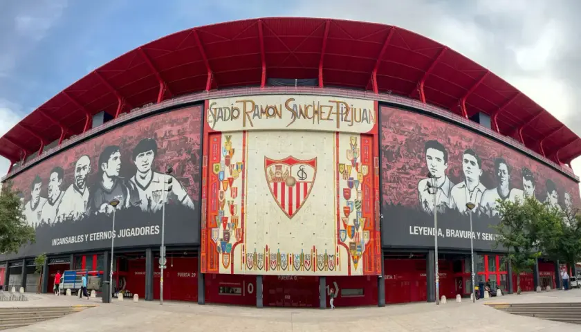 Stadion Sevilla z muralami legend i herbem klubu.