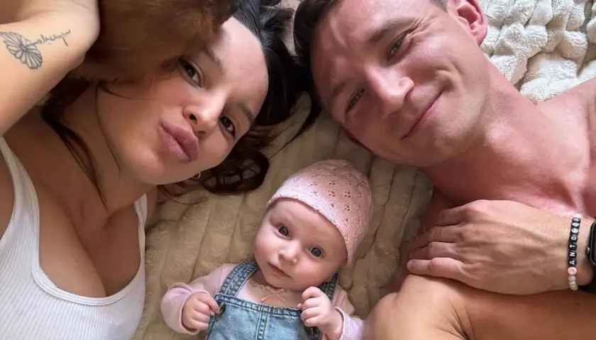 Uśmiechnięty Jakub Rzeźniczak z rodziną. Na zdjęciu jego partnerka i małe dzieci, otoczeni ciepłem i miłością.