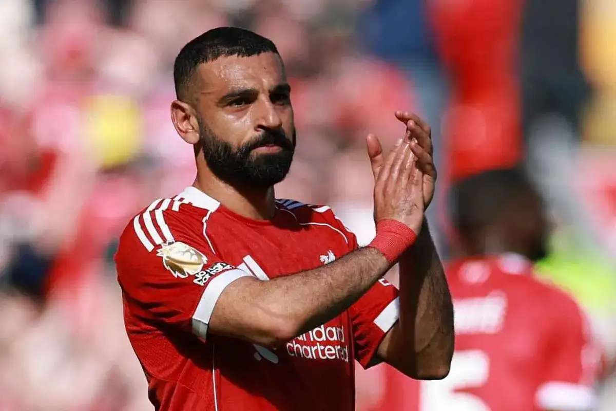Mohamed Salah, w barwach Liverpoolu, klaszcze w dłonie. Jego obecne drużyny to Liverpool FC.