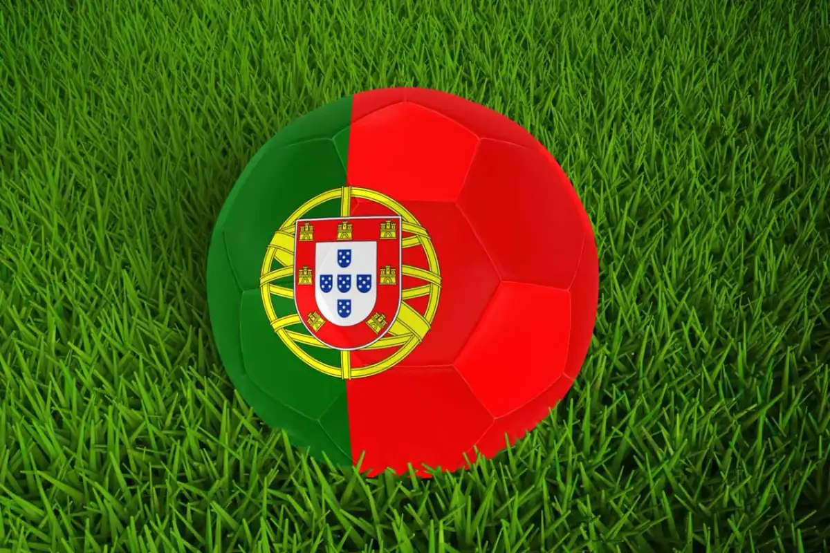 Piłka nożna z herbem Portugalii na zielonej trawie. Duma narodowa dla każdego fana portugalia fc.