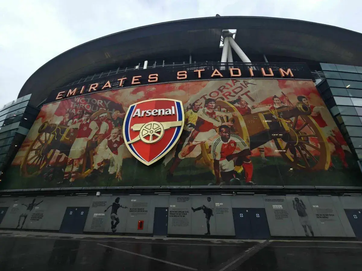 Emirates Stadium w Londynie z muralem upamiętniającym historię klubu Arsenal.