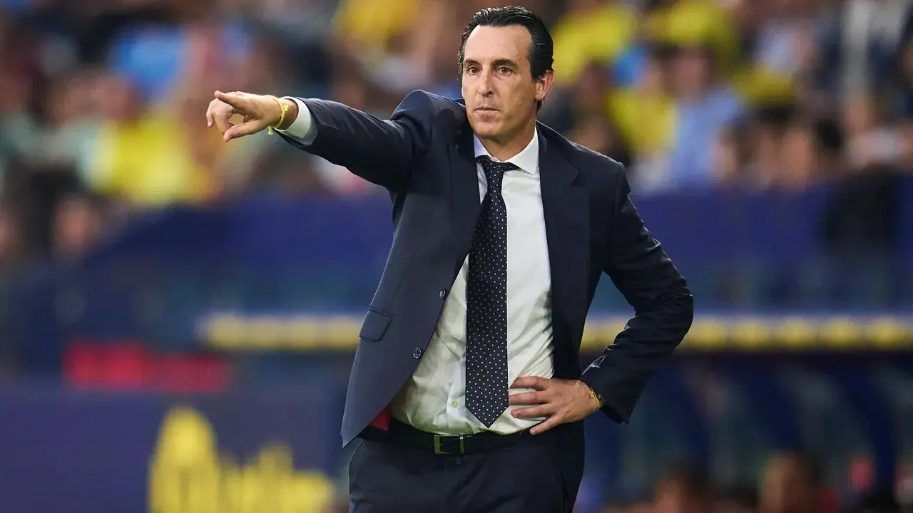 Unai Emery, trener Aston Villa, wskazuje kierunek gry.