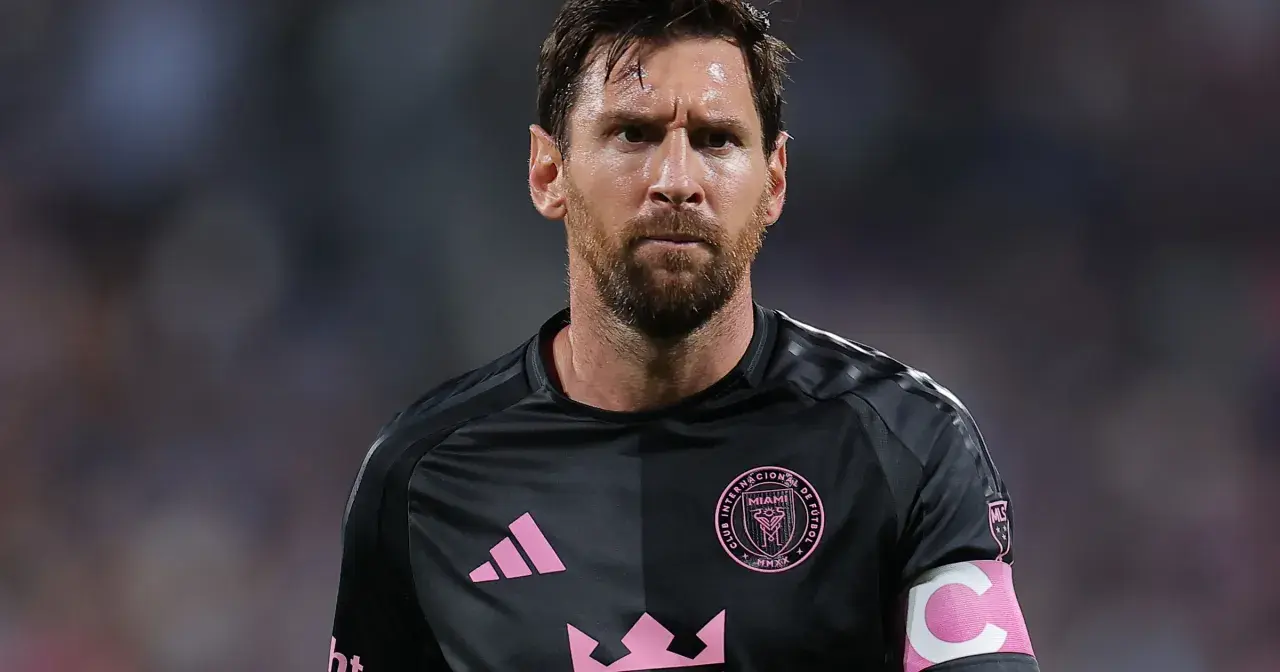 Lionel Messi w czarnej koszulce z różowymi detalami, z opaską kapitana na ramieniu. Właśnie tam gra Messi, w barwach Interu Miami.