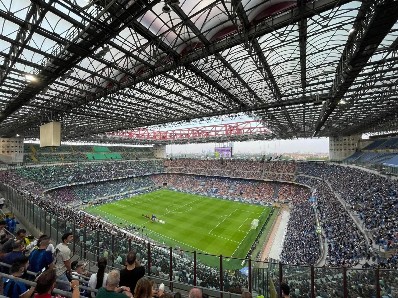Stadion San Siro wypełniony po brzegi, imponująca pojemność obiektu robi wrażenie.