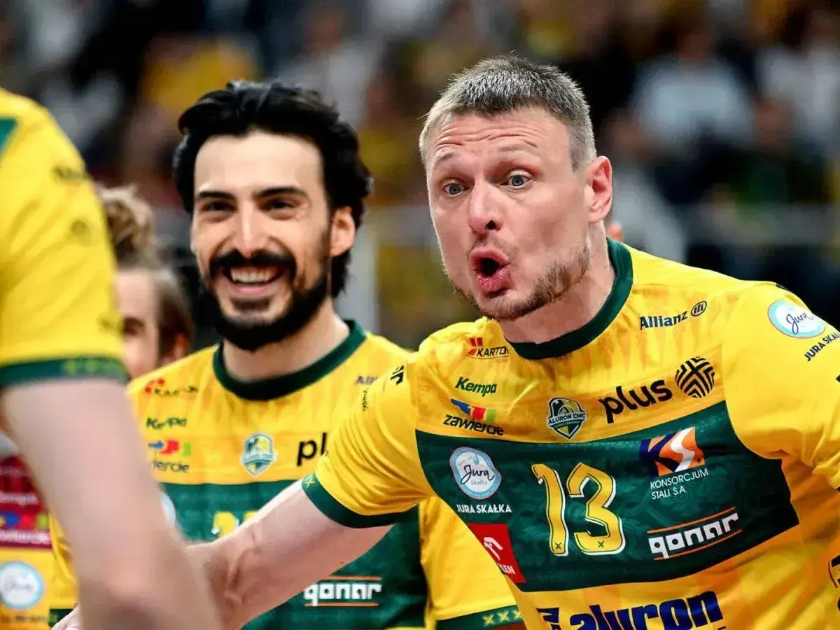 Dwóch uśmiechniętych siatkarzy, byli piłkarze reprezentacji Polski, w żółtych koszulkach z numerem 13.