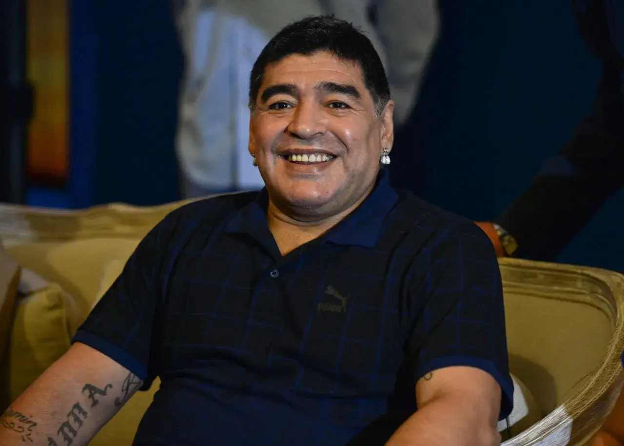 Uśmiechnięty Diego Maradona, którego karierę przerwała choroba. Na co zmarł, wciąż budzi dyskusje.