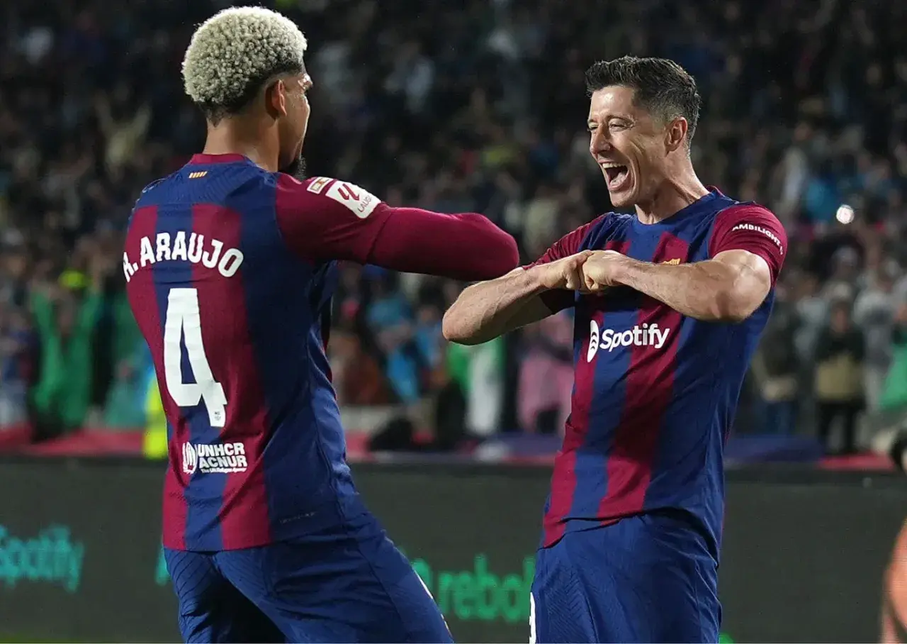 Araujo i Lewandowski świętują bramkę. Choć nie widać opaski, to Lewandowski jest kapitanem Barcelony, a Araujo jego zastępcą.