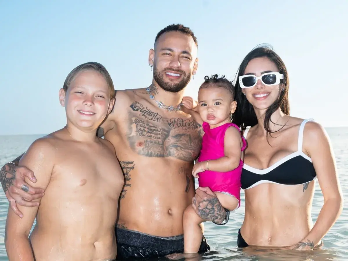 Neymar z rodziną na plaży. Jego dzieci, syn i córeczka, cieszą się wspólnym czasem.