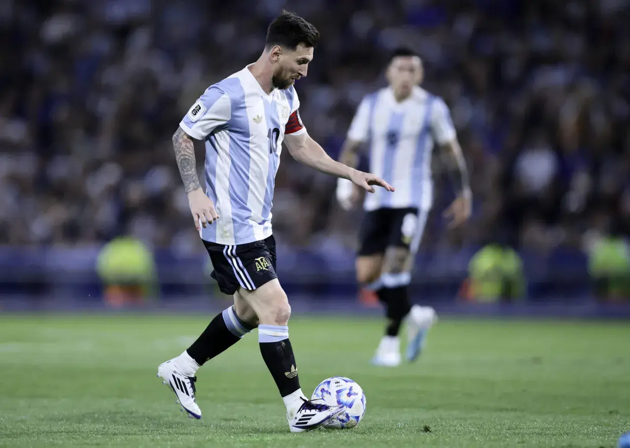 Lionel Messi w akcji, z piłką przy nodze. Ile Messi ma goli? Tego dnia pewnie dołożył kolejne.