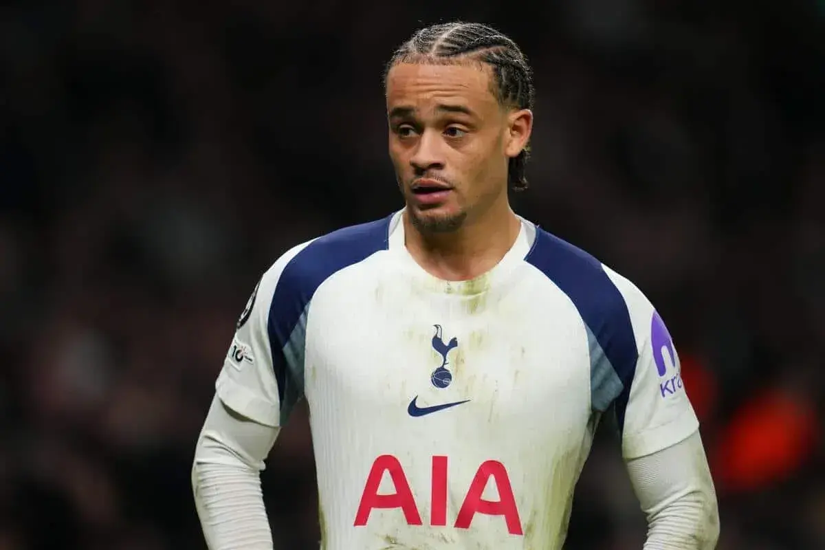 Piłkarz Tottenhamu w białej koszulce z granatowymi detalami, z charakterystyczną fryzurą.