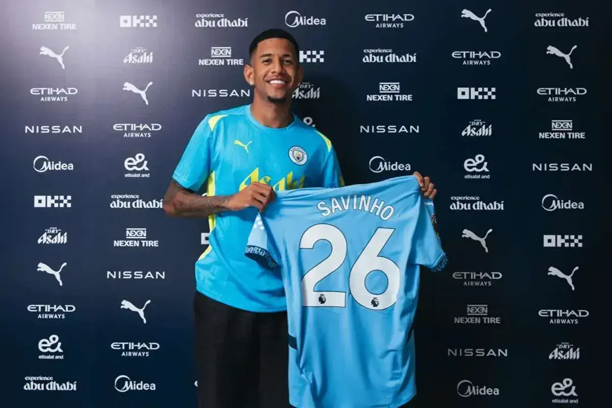 Nowy piłkarz Manchesteru City, Savinho, prezentuje swoją koszulkę z numerem 26.