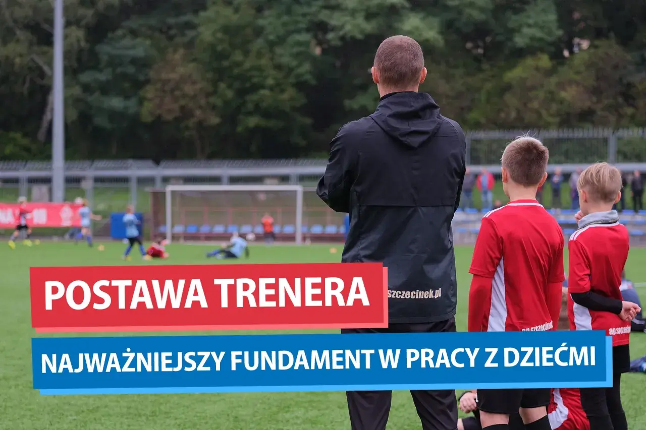 Trener piłki nożnej obserwuje młodych zawodników na boisku. Jego postawa jest kluczowa w pracy z dziećmi.