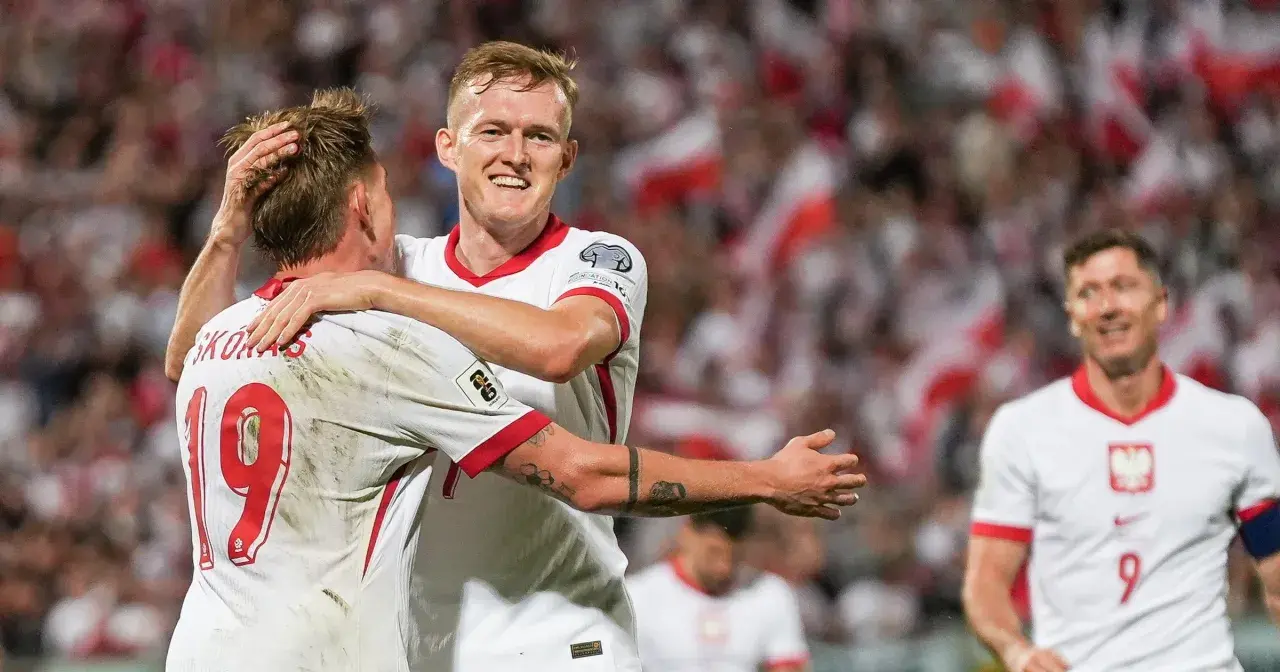 Piłkarze świętują po wygranym meczu. Czy to kluczowy krok do baraży o Mistrzostwa Świata 2026?