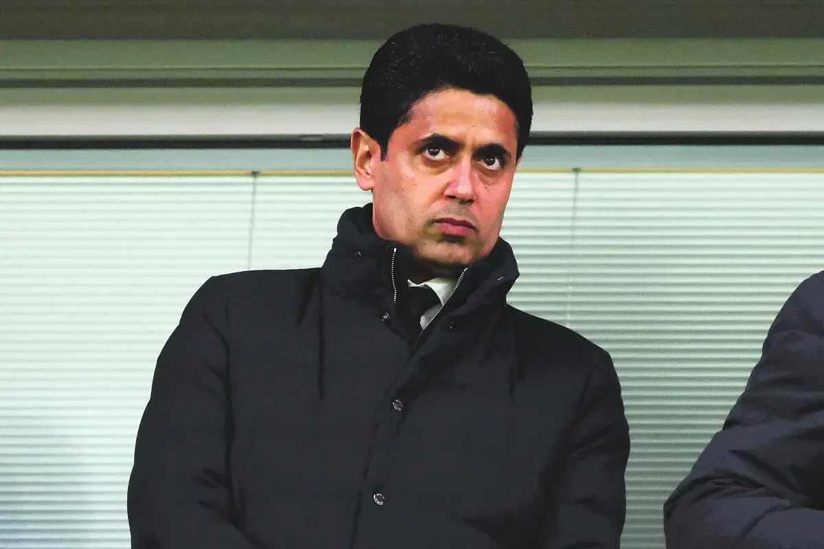 Nasser Al-Khelaifi, prezes PSG, w czarnej kurtce, z uwagą obserwuje wydarzenia.