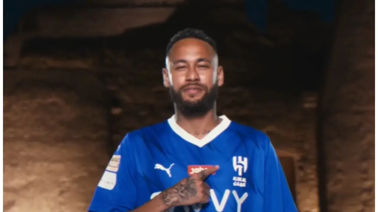 Neymar w niebieskiej koszulce Al-Hilal, z dumą wskazuje na herb klubu. To właśnie tam gra teraz Neymar.