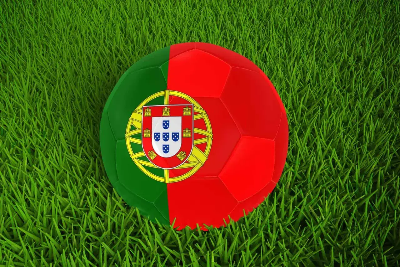 Piłka nożna z herbem Portugalii na zielonej trawie. Duma narodowa dla każdego fana portugalia fc.
