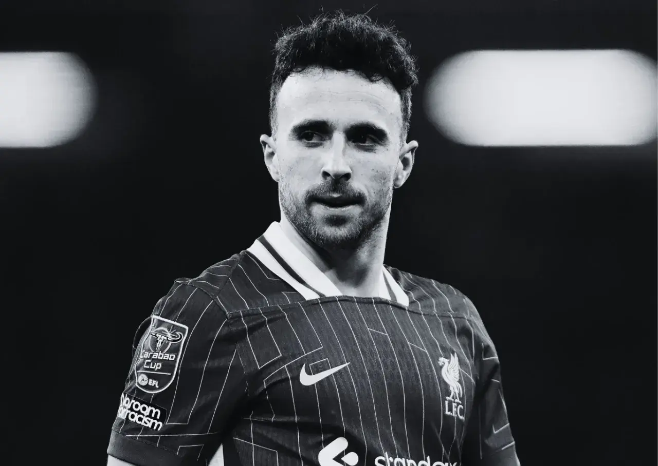 Diogo Jota, piłkarz Liverpoolu, w czarno-białym ujęciu. Skupiony wzrok, charakterystyczna fryzura.