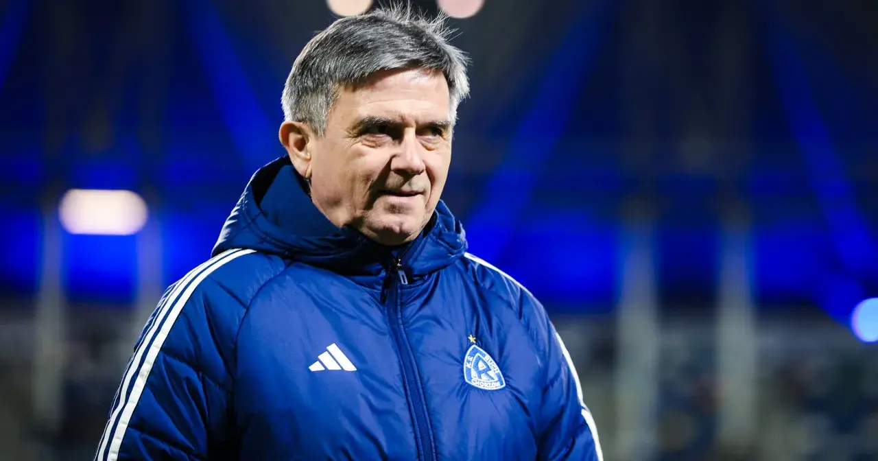 Doświadczony trener Ruchu Chorzów w niebieskiej kurtce z herbem klubu.