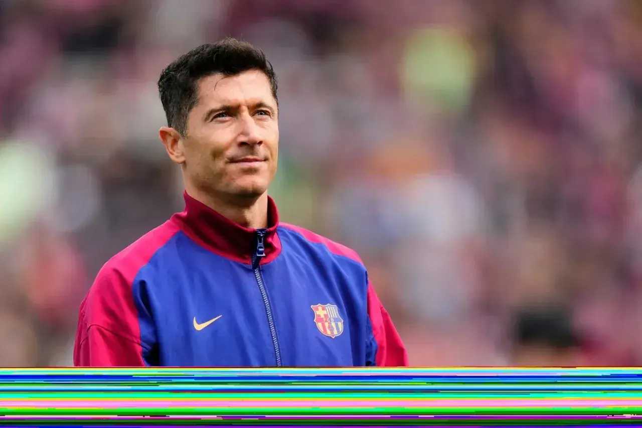 Robert Lewandowski, jeden z najlepiej zarabiających piłkarzy, w stroju FC Barcelony.