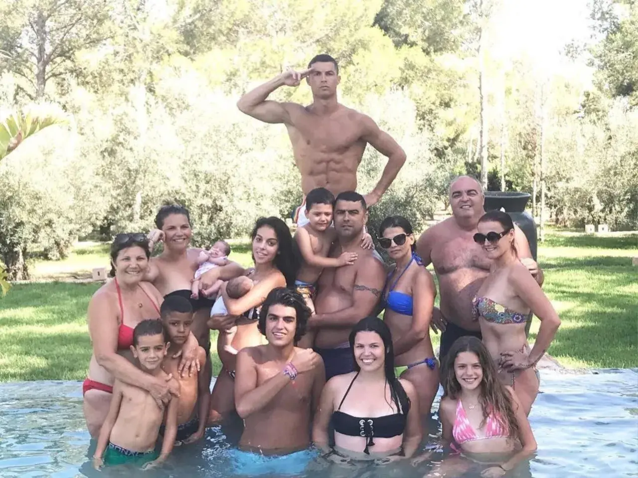 Ronaldo z rodziną w basenie. Widać jego dzieci, partnerkę i innych bliskich.