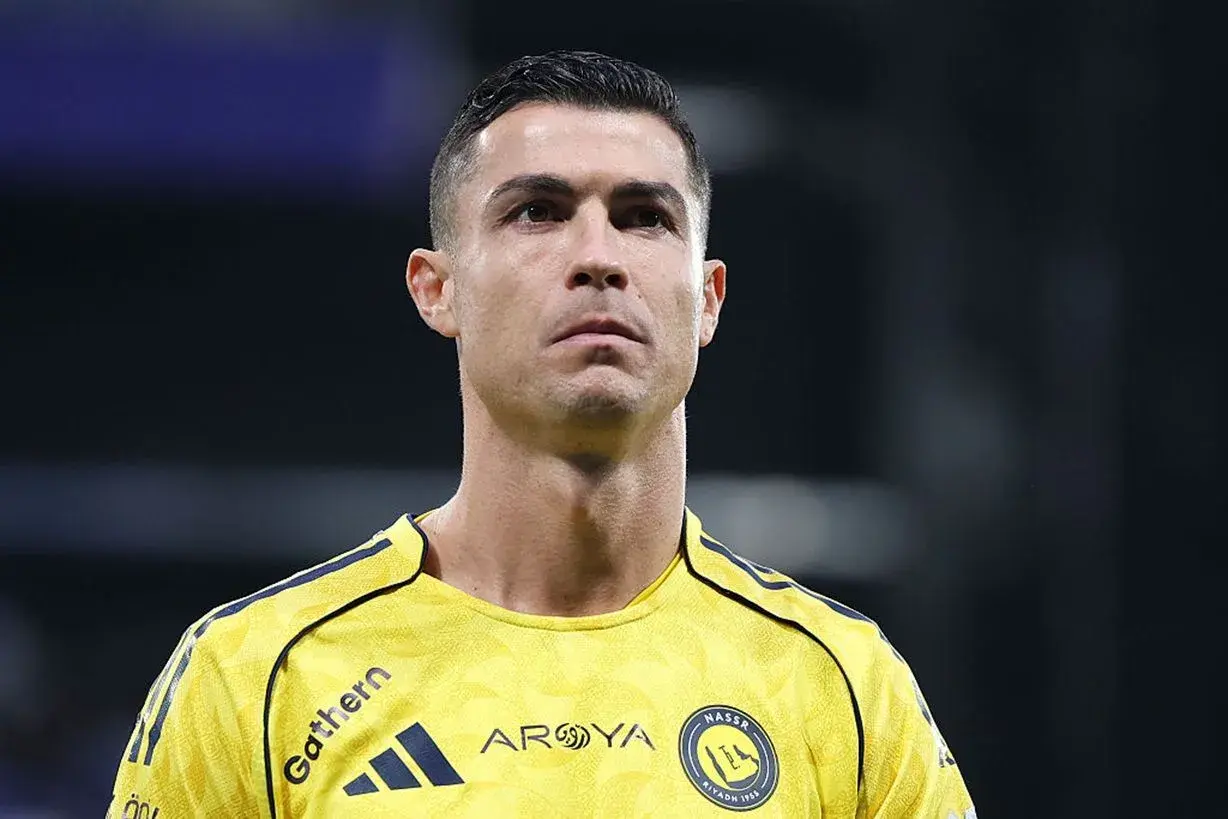 Cristiano Ronaldo w żółtej koszulce klubu Al Nassr.