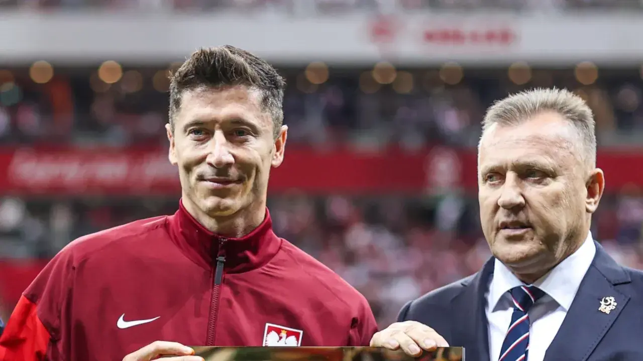 Robert Lewandowski z selekcjonerem Czesławem Michniewiczem podczas ceremonii.