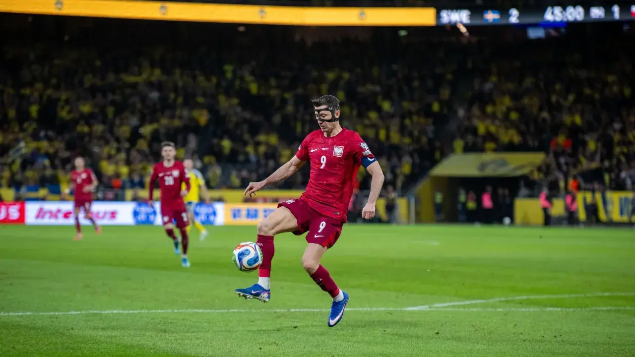 Robert Lewandowski w masce, w akcji dla reprezentacji Polski.