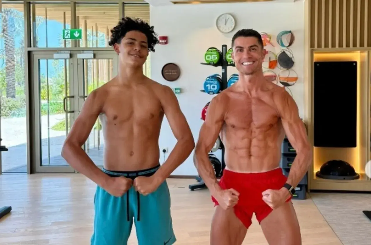 Cristiano Ronaldo i jego syn, Cristiano Jr., prezentują swoje umięśnione sylwetki w siłowni.