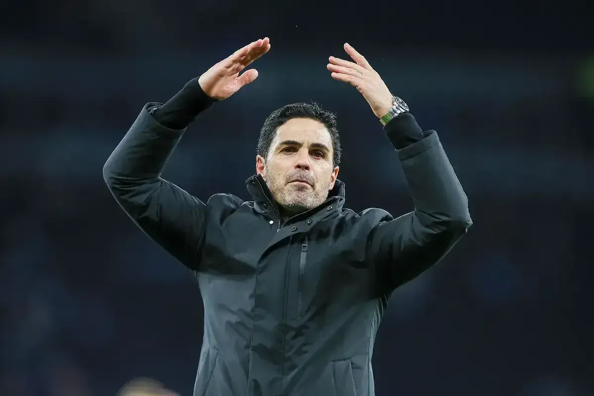 Trener Arsenalu, Mikel Arteta, z uniesionymi rękami, dziękuje kibicom po meczu.