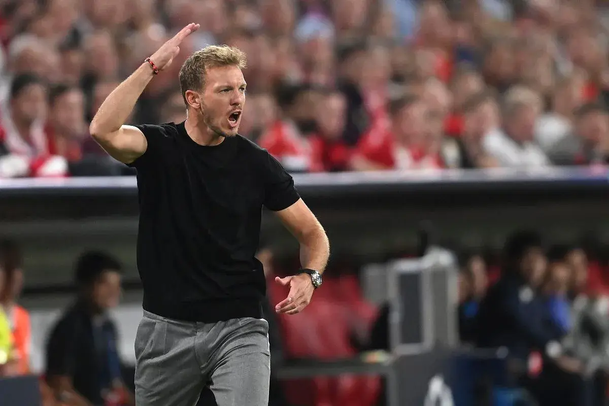 Trener reprezentacji Niemiec, Julian Nagelsmann, w emocjonalny sposób instruuje zawodników.