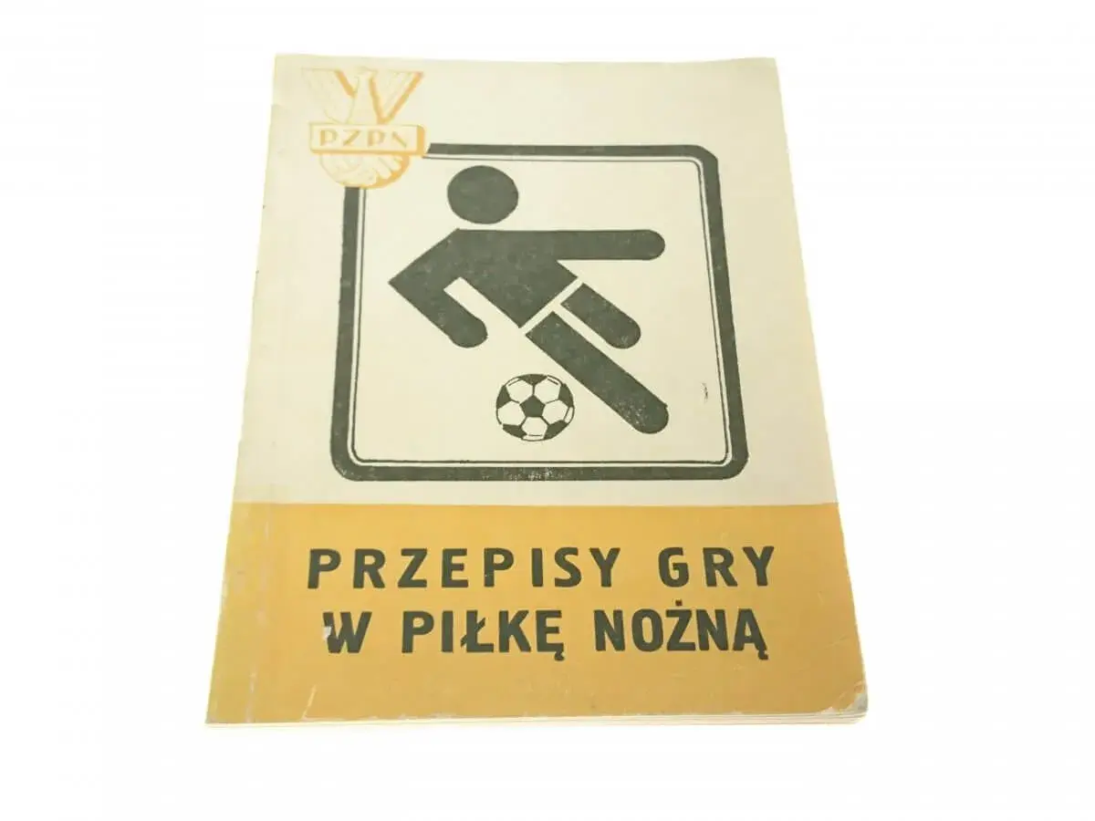 Okładka "Przepisy gry w piłkę nożną" PZPN. Ikona piłkarza z piłką i tekst o podstawowej regule gry.