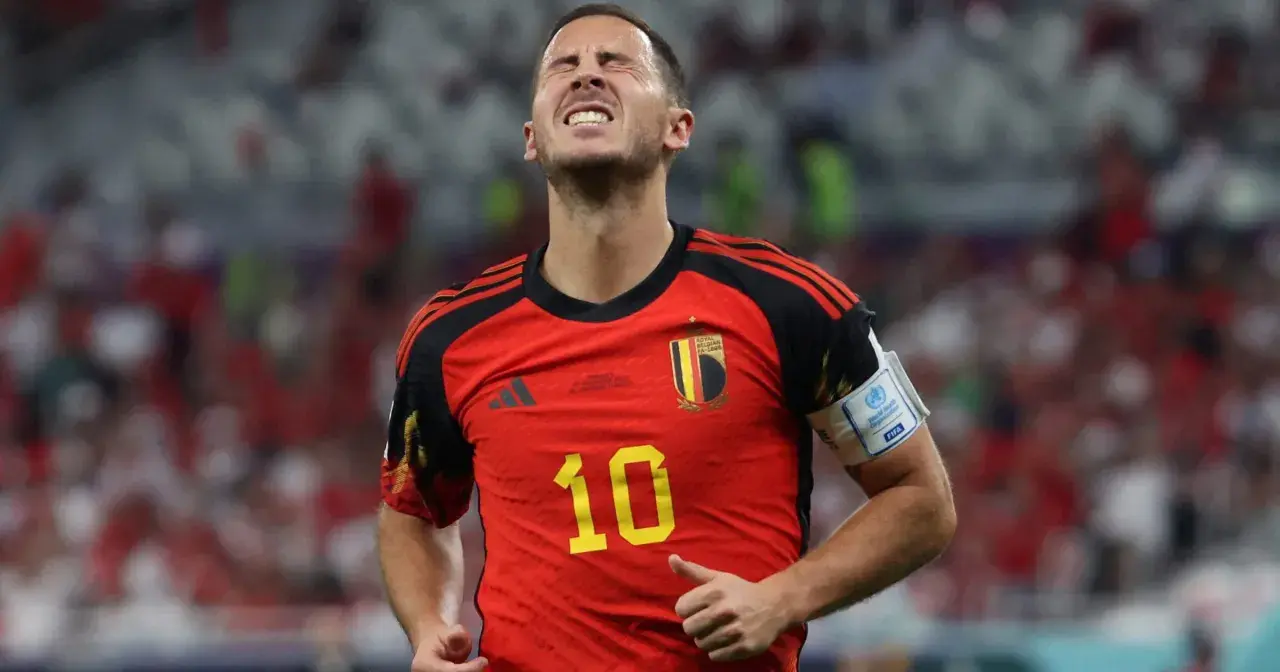 Hazard, belgijski piłkarz, z grymasem na twarzy, w czerwonej koszulce z numerem 10.