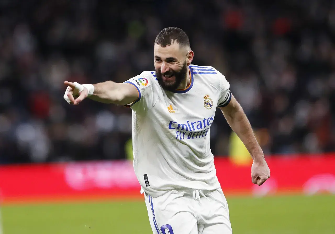 Karim Benzema, piłkarz roku UEFA, cieszy się po zdobyciu bramki.
