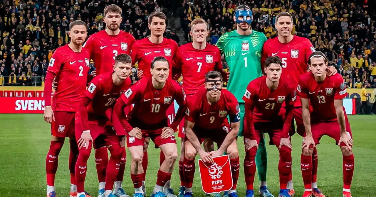 Reprezentacja Polski w piłce nożnej, znana jako polska FIFA, pozuje do zdjęcia w czerwonych strojach.