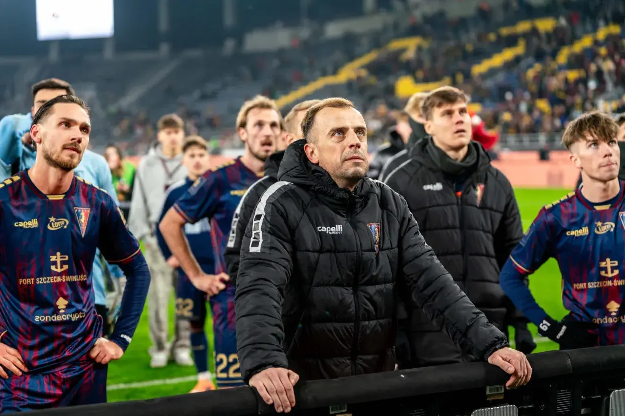 Piłkarze Pogoni Szczecin wpatrzeni w dal, być może analizują ostatnią akcję.