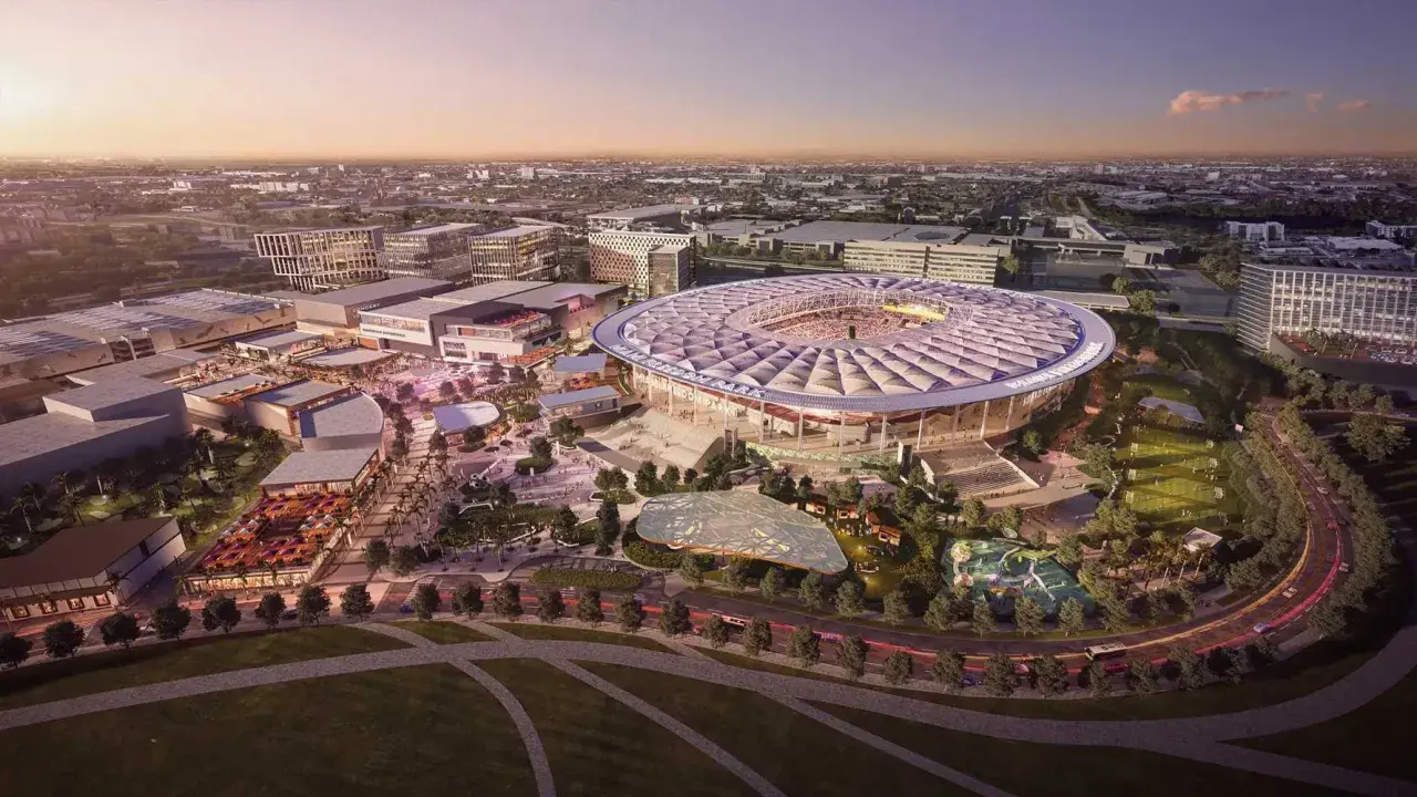 Nowoczesny kompleks sportowo-rekreacyjny z imponującym stadionem Inter Miami. Wokół boiska rozciąga się tętniące życiem centrum handlowo-rozrywkowe.