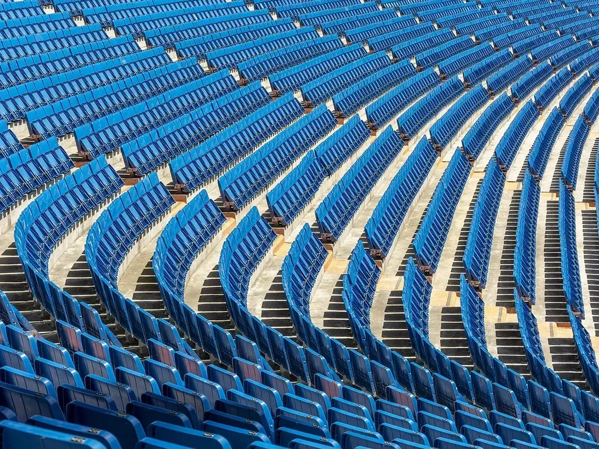 Puste, niebieskie trybuny stadionu. Zastanawiasz się, czy na stadion można wnieść jedzenie?
