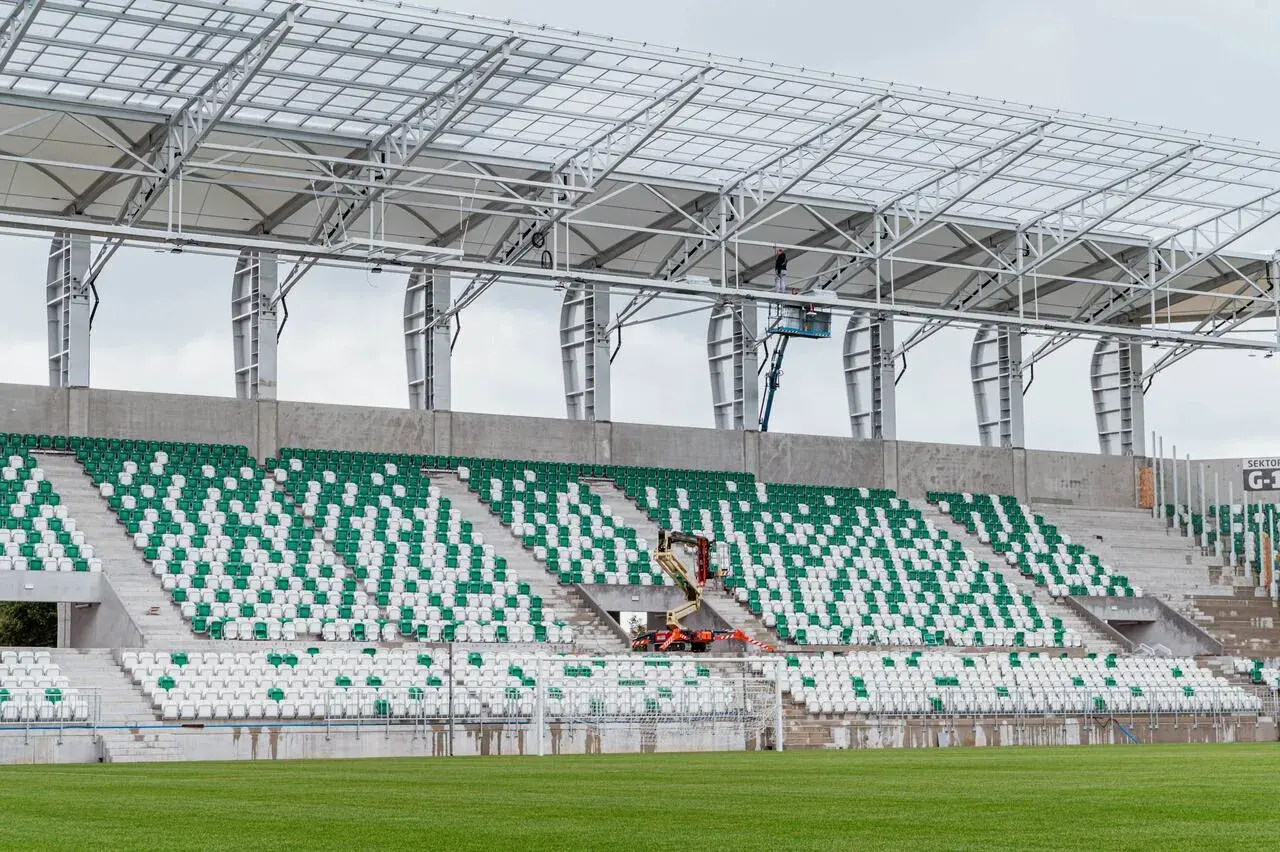 Nowy stadion Radomiaka w budowie. Zielono-białe trybuny czekają na kibiców, a ich pojemność robi wrażenie.