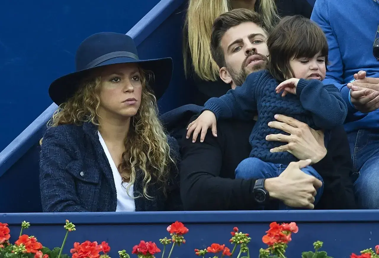 Shakira i Pique na trybunach, z synkiem na rękach.