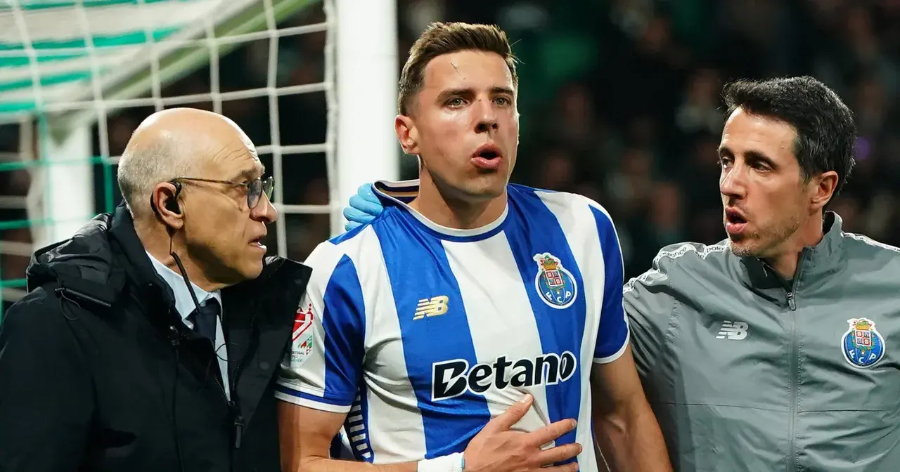 Jan Bednarek z FC Porto opuszcza boisko z powodu kontuzji, wspierany przez sztab medyczny.