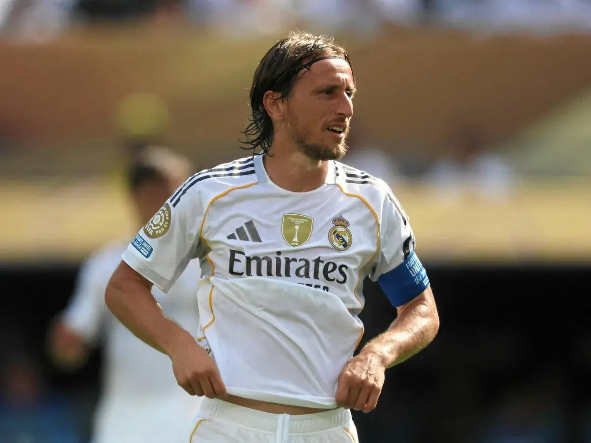 Luka Modrić w białej koszulce Realu Madryt, z opaską na ramieniu. Jego statystyki mówią same za siebie.