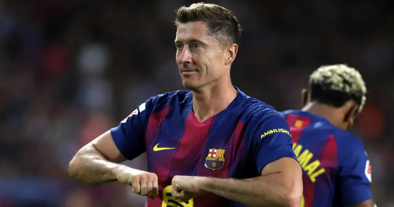 Robert Lewandowski w koszulce FC Barcelony, świętuje bramkę. To właśnie w tym klubie gra Lewandowski.