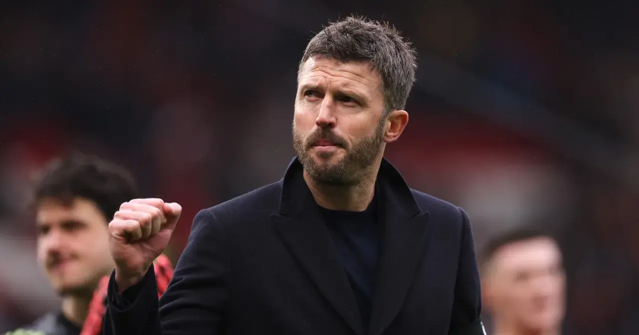 Michael Carrick, były piłkarz i tymczasowy man utd trener, z zaciętą miną i zaciśniętą pięścią.