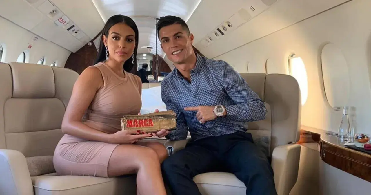 Georgina Rodriguez i Cristiano Ronaldo w prywatnym samolocie. Ona trzyma nagrodę "Marca", on wskazuje na nią.