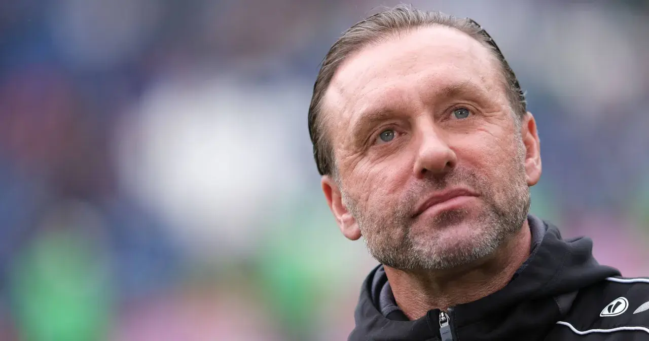 Skupiony trener Cracovii, zdeterminowany, by poprowadzić drużynę do zwycięstwa.
