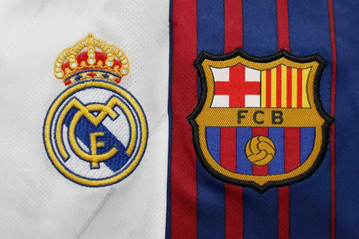 Herb Realu Madryt i FC Barcelona obok siebie, symbolizujące odwieczną rywalizację.
