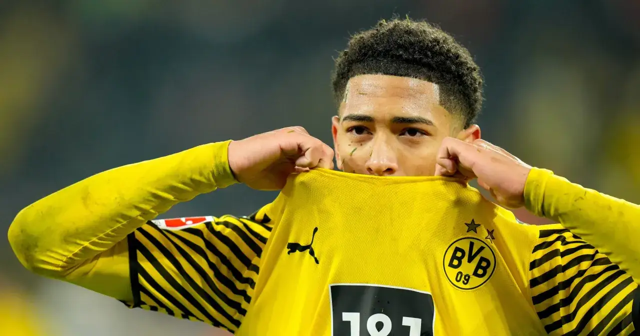 Jude Bellingham, młody zawodnik BVB, zdejmuje koszulkę po meczu Bundesligi.