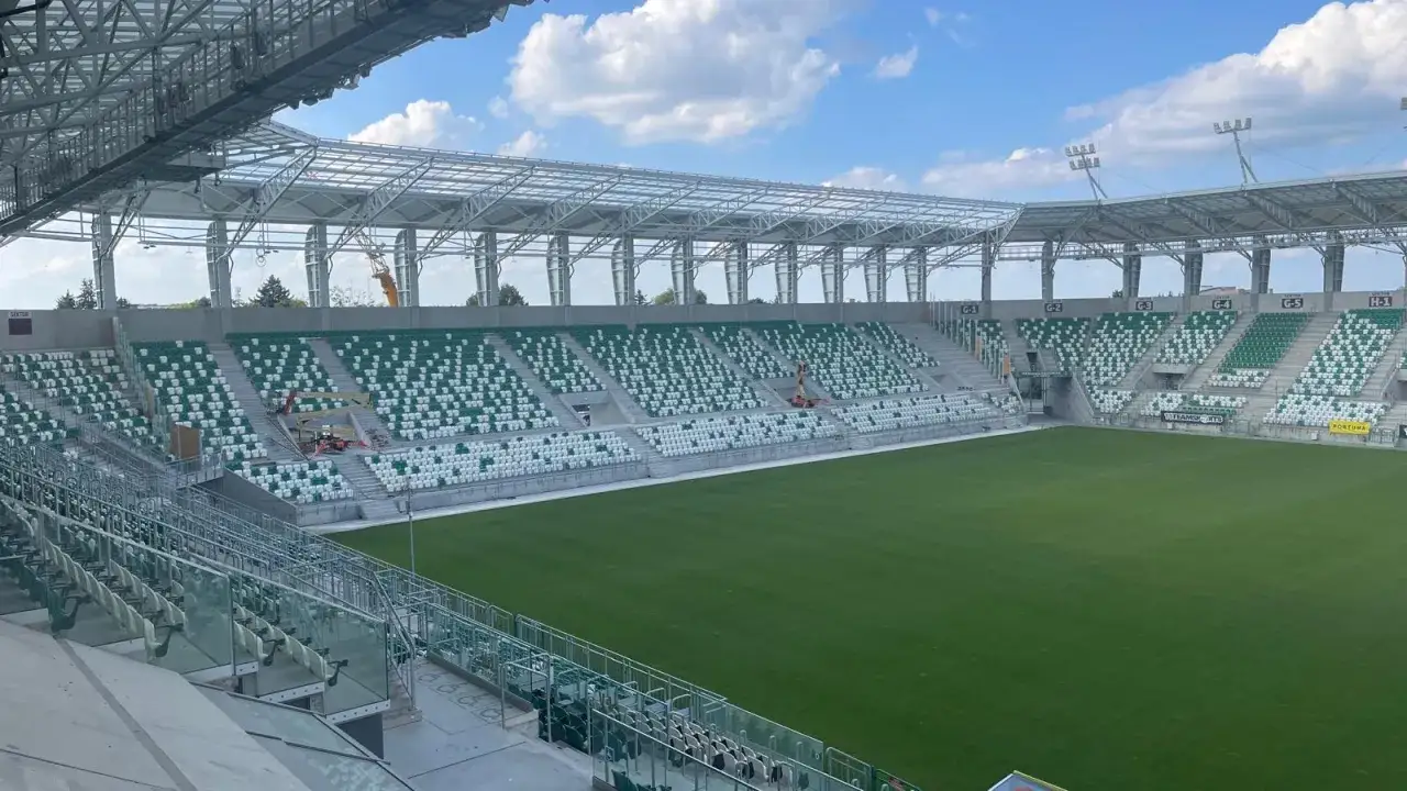 Nowy stadion Radomiaka w zielono-białych barwach, gotowy na przyjęcie kibiców. Jego pojemność robi wrażenie.